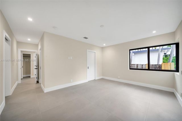 910 W 47th Ct, Miami Beach, FL 33140