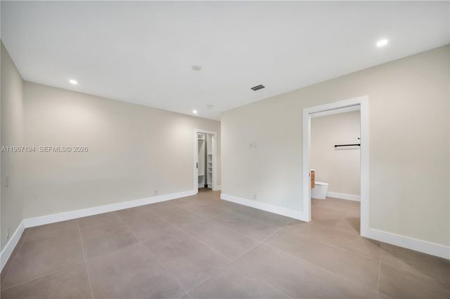 910 W 47th Ct, Miami Beach, FL 33140