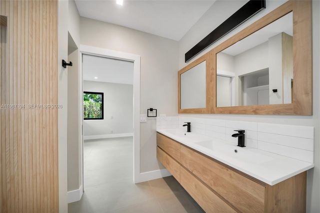 910 W 47th Ct, Miami Beach, FL 33140