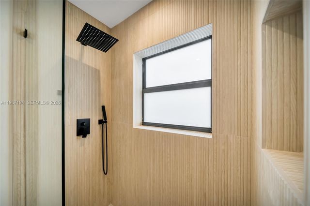 910 W 47th Ct, Miami Beach, FL 33140