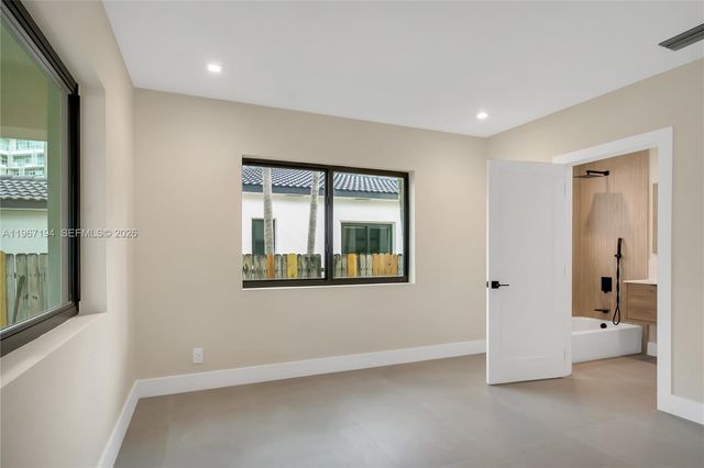 910 W 47th Ct, Miami Beach, FL 33140