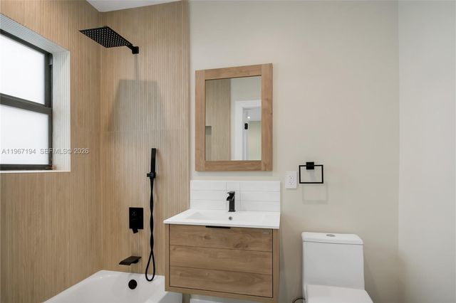 910 W 47th Ct, Miami Beach, FL 33140