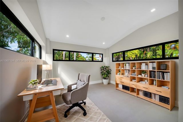 910 W 47th Ct, Miami Beach, FL 33140