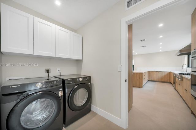 910 W 47th Ct, Miami Beach, FL 33140