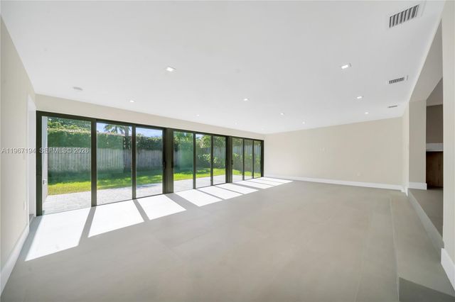 910 W 47th Ct, Miami Beach, FL 33140