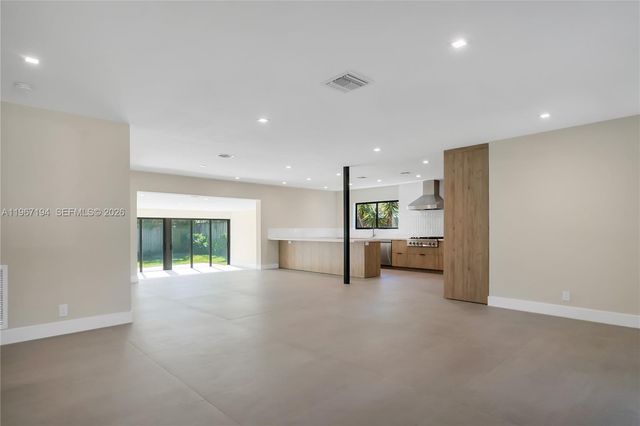 910 W 47th Ct, Miami Beach, FL 33140