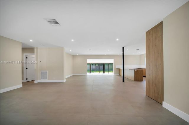 910 W 47th Ct, Miami Beach, FL 33140