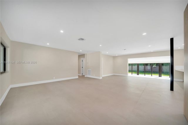 910 W 47th Ct, Miami Beach, FL 33140