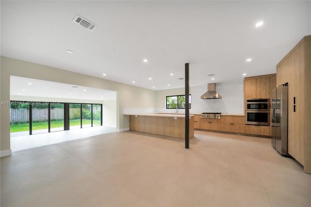 910 W 47th Ct, Miami Beach, FL 33140