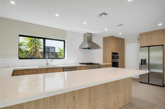 910 W 47th Ct, Miami Beach, FL 33140