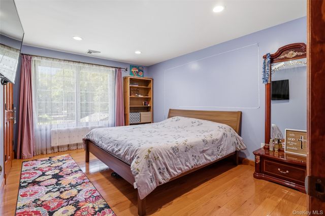 225 Old Willets Path, Smithtown, NY 11787