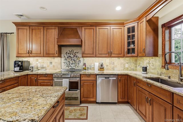 225 Old Willets Path, Smithtown, NY 11787