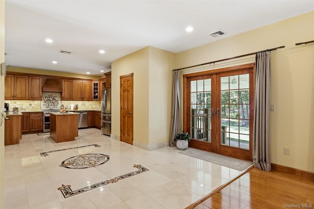 225 Old Willets Path, Smithtown, NY 11787