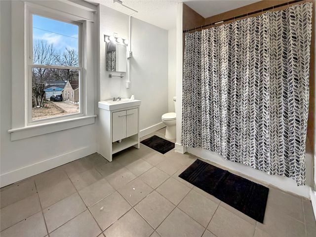 2906 Cambridge Street, Des Moines, IA 50313