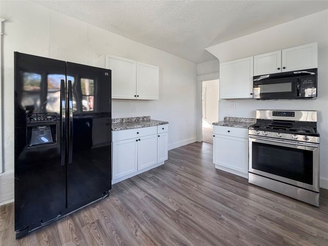 2906 Cambridge Street, Des Moines, IA 50313