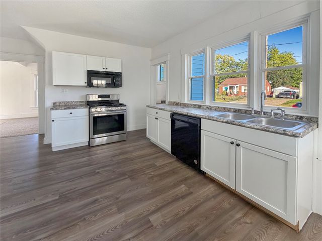 2906 Cambridge Street, Des Moines, IA 50313