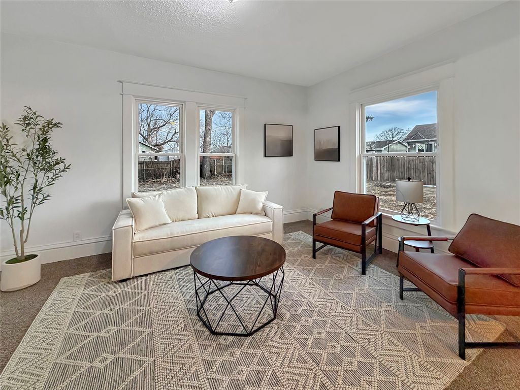 2906 Cambridge Street, Des Moines, IA 50313