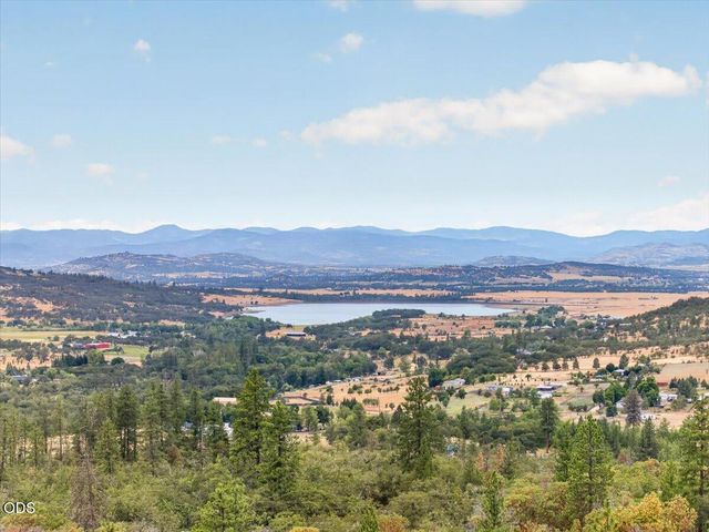 7065 Monte Vista Court, Eagle Point, OR 97524