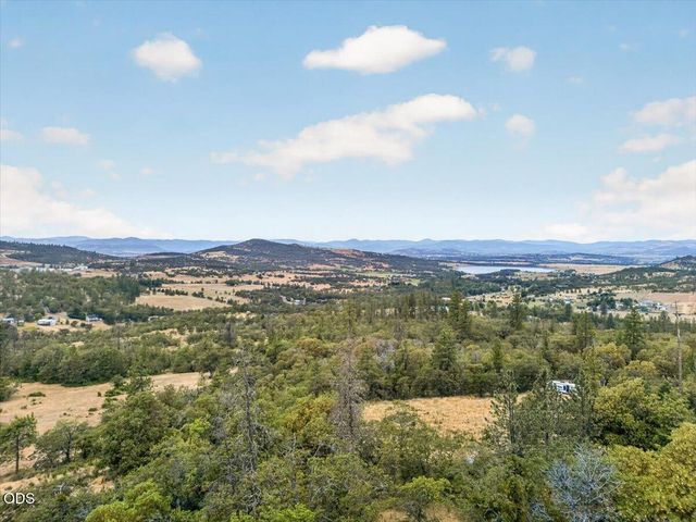 7065 Monte Vista Court, Eagle Point, OR 97524