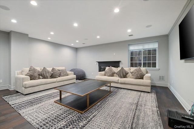 32 The Preserve 32, Woodbury, NY 11797