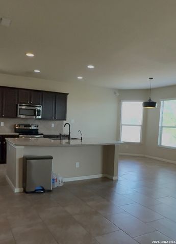 9010 Phoenix, Converse, TX 78109