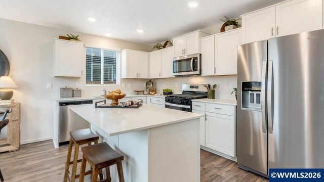 105 Greencrest St NE, Salem, OR 97301