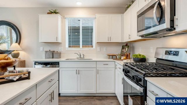 105 Greencrest St NE, Salem, OR 97301