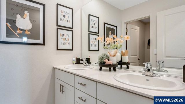 105 Greencrest St NE, Salem, OR 97301