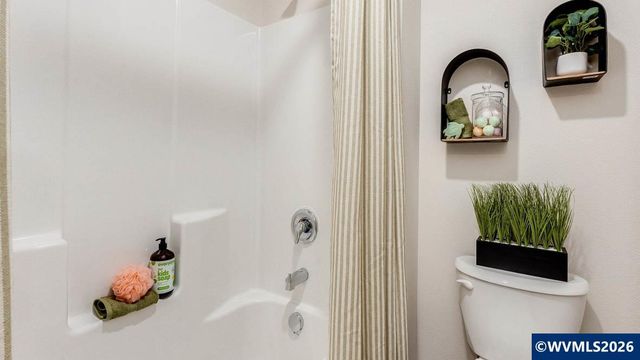 105 Greencrest St NE, Salem, OR 97301