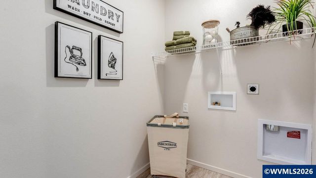 105 Greencrest St NE, Salem, OR 97301