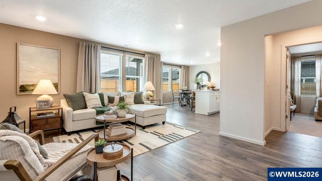 105 Greencrest St NE, Salem, OR 97301