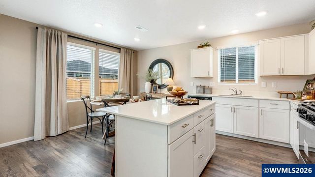 105 Greencrest St NE, Salem, OR 97301