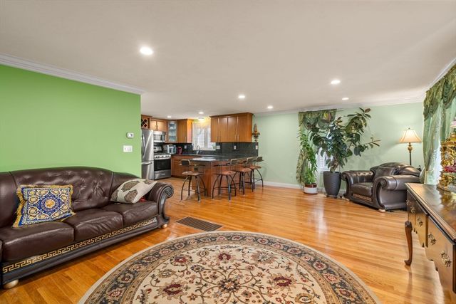 215 Saint Mary St 3, Needham, MA 02494