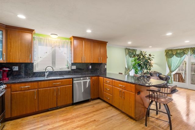 215 Saint Mary St 3, Needham, MA 02494
