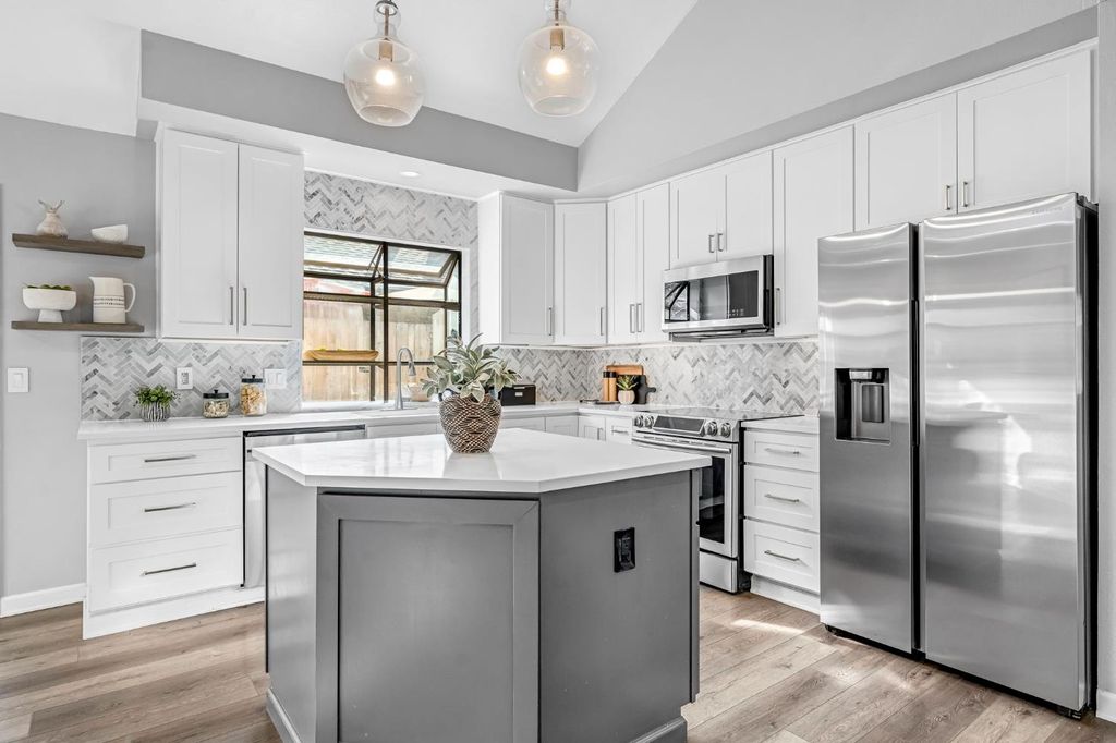 Image 15 of property listing at 3860 W Beechwood, Fresno, CA 93711