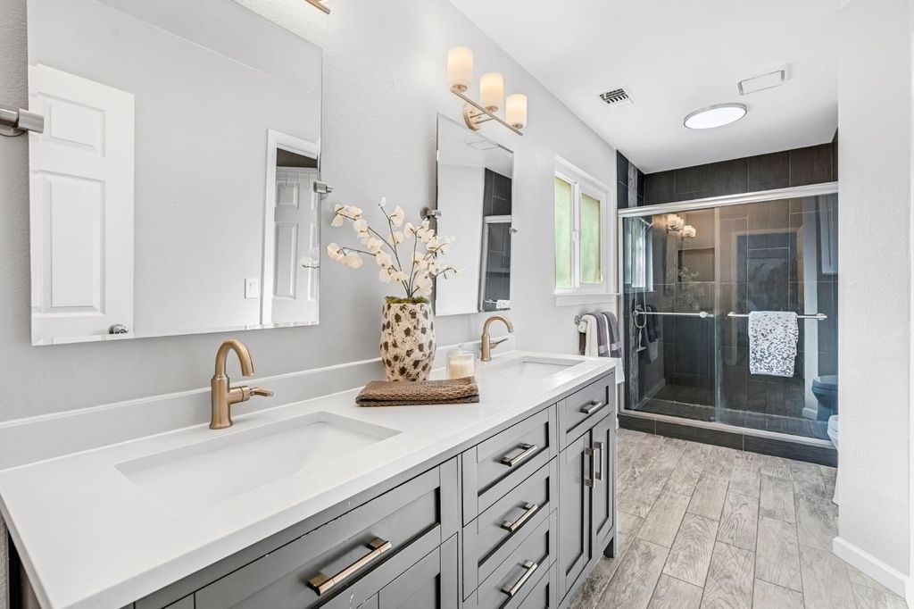 Image 26 of property listing at 3860 W Beechwood, Fresno, CA 93711