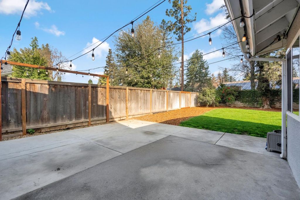 Image 28 of property listing at 3860 W Beechwood, Fresno, CA 93711