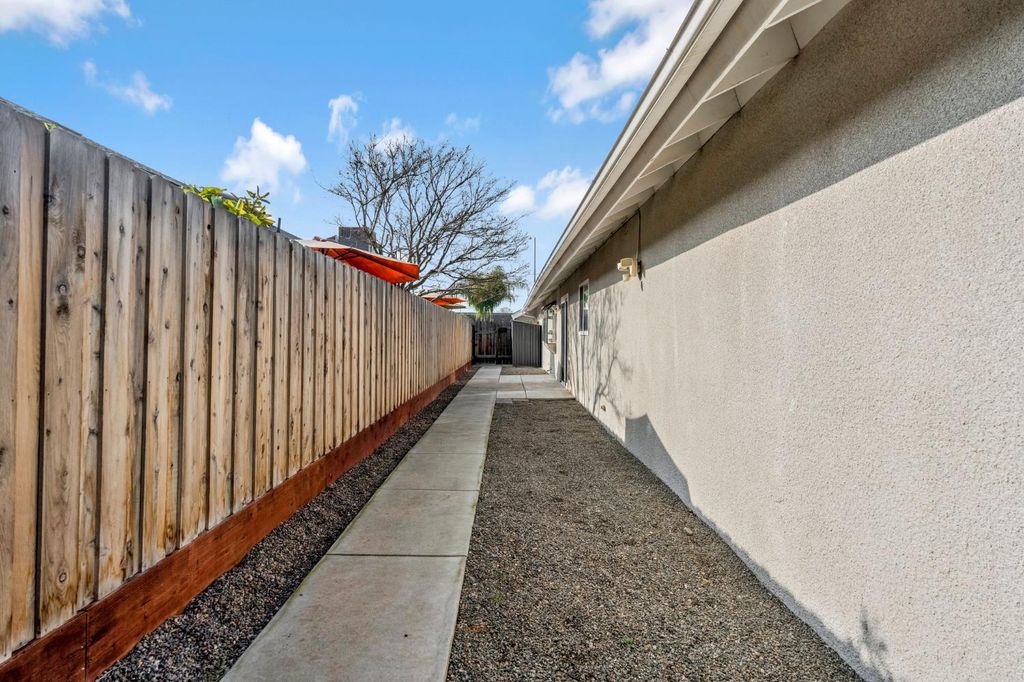 Image 30 of property listing at 3860 W Beechwood, Fresno, CA 93711