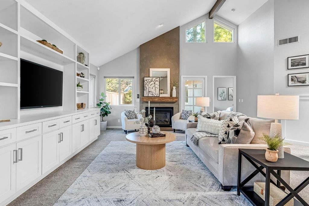 Image 5 of property listing at 3860 W Beechwood, Fresno, CA 93711