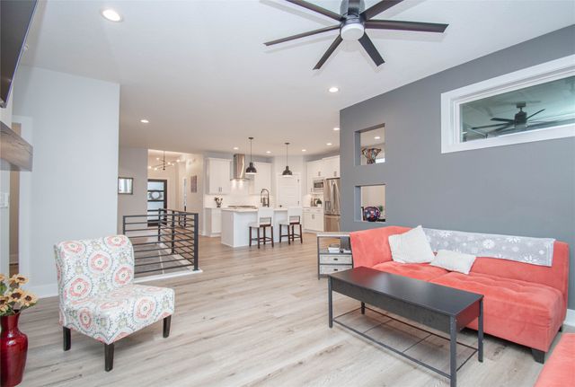 14301 Sutton Drive, Urbandale, IA 50323