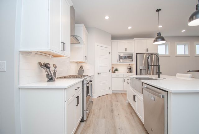 14301 Sutton Drive, Urbandale, IA 50323