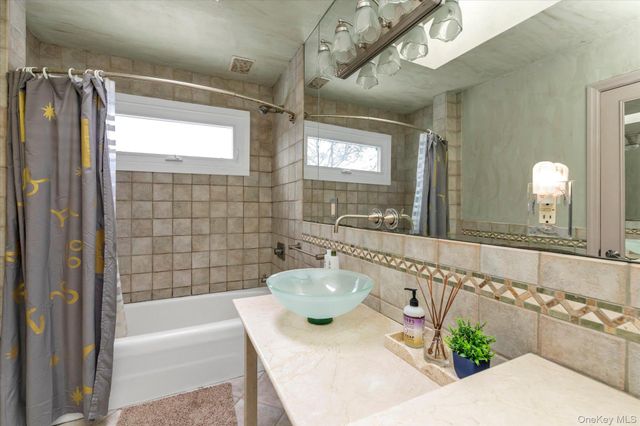 31 Steven Street, Plainview, NY 11803