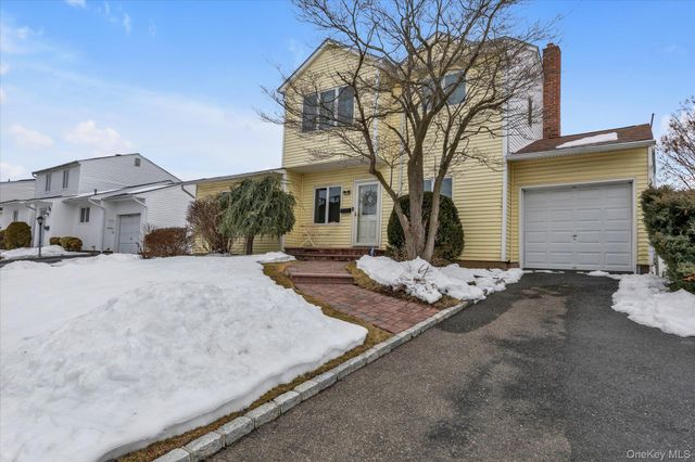 31 Steven Street, Plainview, NY 11803