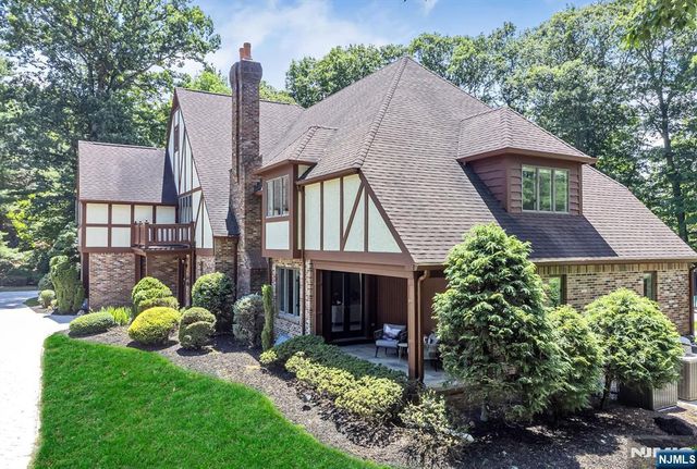 739 Shoshone Trail, Franklin Lakes, NJ 07417