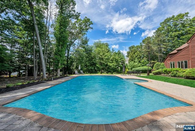 739 Shoshone Trail, Franklin Lakes, NJ 07417