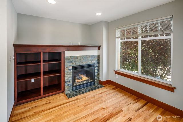 5260 Brooklyn Avenue NE, Seattle, WA 98105