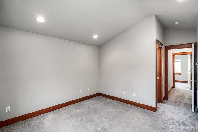 5260 Brooklyn Avenue NE, Seattle, WA 98105