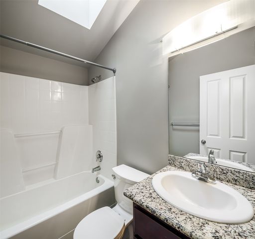 5260 Brooklyn Avenue NE, Seattle, WA 98105