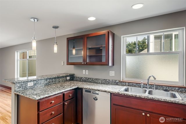 5260 Brooklyn Avenue NE, Seattle, WA 98105