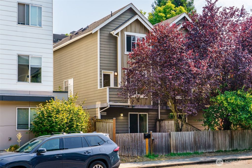 5260 Brooklyn Avenue NE, Seattle, WA 98105
